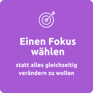 Mini-Kurs Raus aus dem Hamsterrad: "Einen Fokus wählen, der gerade wirklich nach deiner Aufmerksamkeit ruft – statt alles gleichzeitig verändern zu wollen." Visualisiert durch eine lilafarbene Zielscheibe.