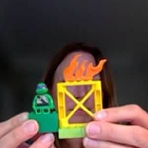 Eine Person hält ein Lego Modell in die Kamera als Beispiel für LEGO® SERIOUS PLAY® im Einzelsetting